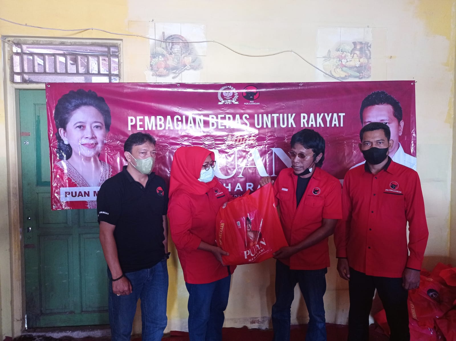 Anggota DPR RI Adian Napitupulu mewakili Mbak Puan secara simbolis membagikan paket beras kepada warga, didampingi Ketua DPC PDI Perjuangan Kabupaten Bogor Bayu Syahjohan dan Ketua Komisi IV DPRD Kabupaten Bogor, Muad Khalim.